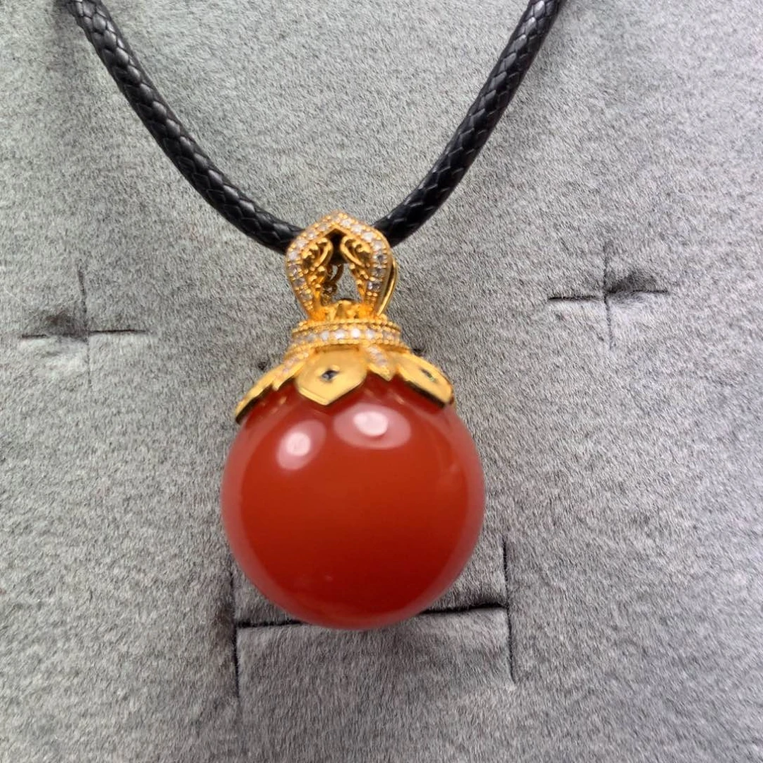 18K金镶嵌吊坠南红玛瑙