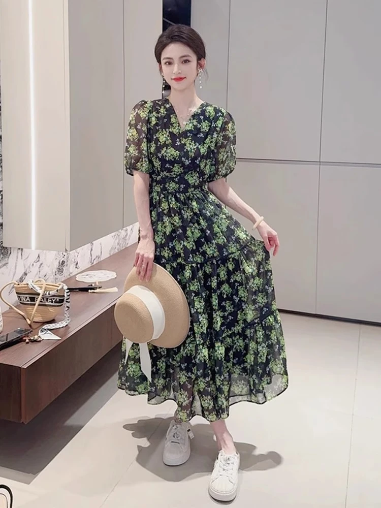 2025夏季新款绿色印花洋气清新小碎花V领连衣裙气质收腰显瘦长裙