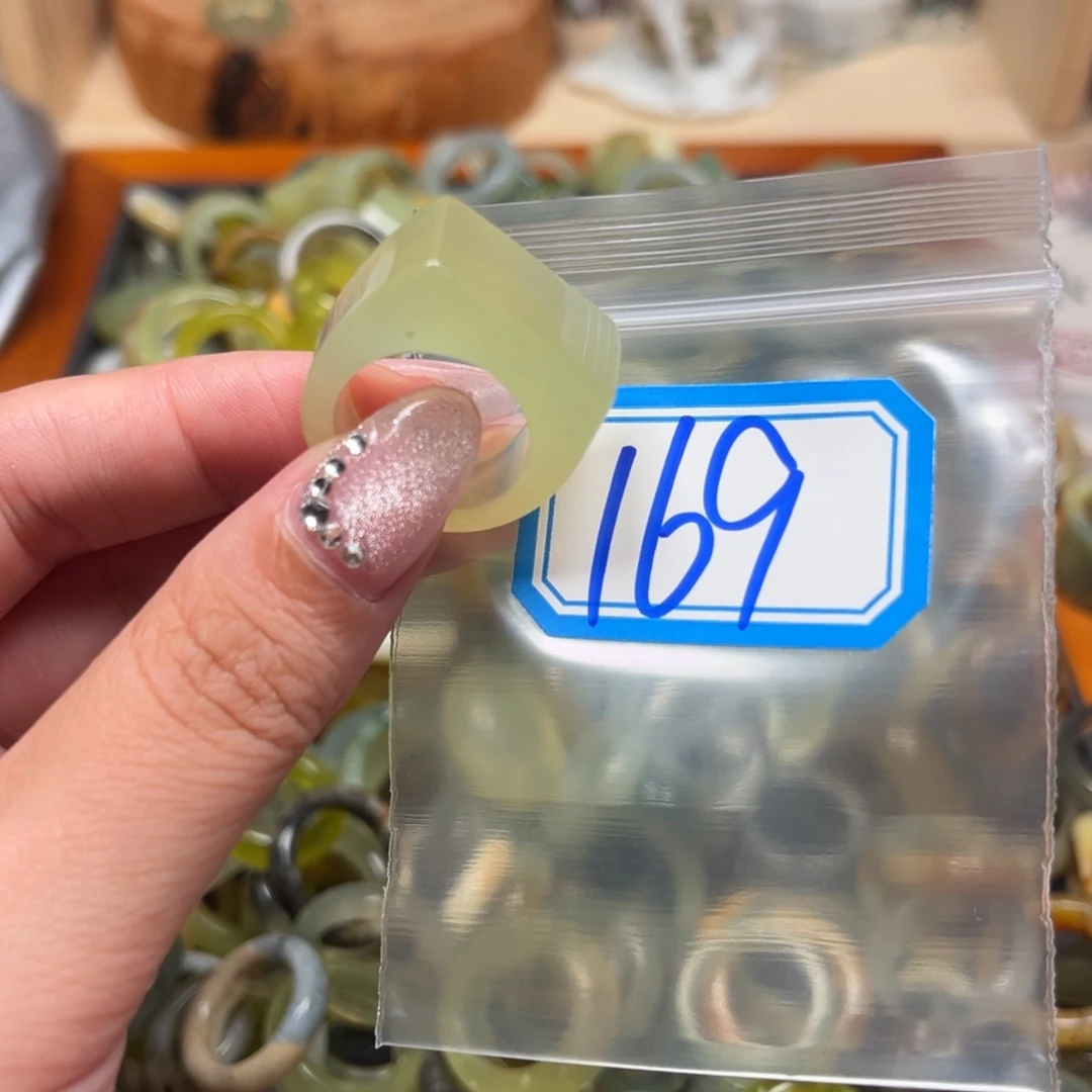 姐***周蛇纹石玉未镶嵌珠宝奇石