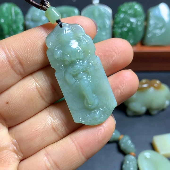 浮***.和田玉未镶嵌颈饰