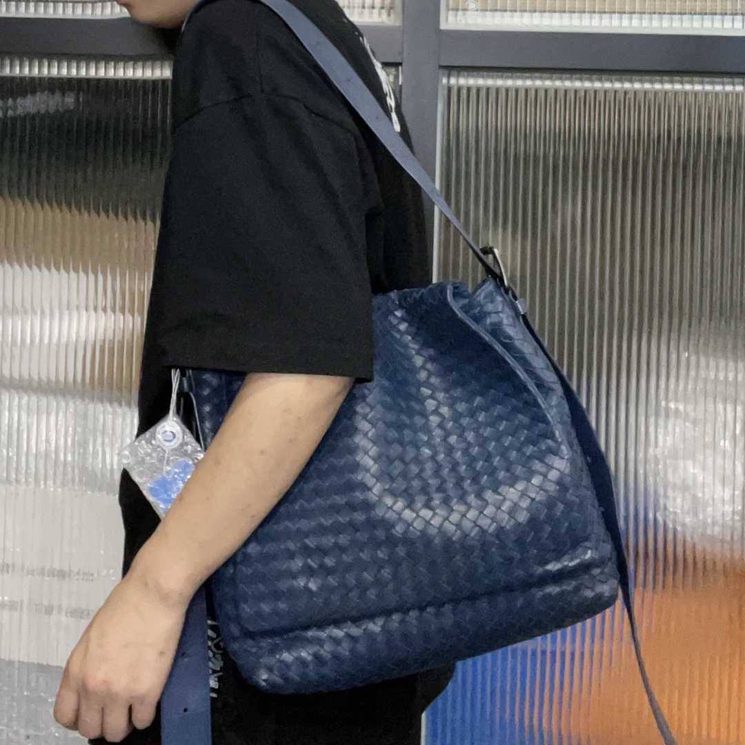 95新 BOTTEGA VENETA/葆蝶家 【龙】25AD04 深海蓝单肩斜挎包