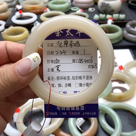 石英质玉手镯未镶嵌老****！