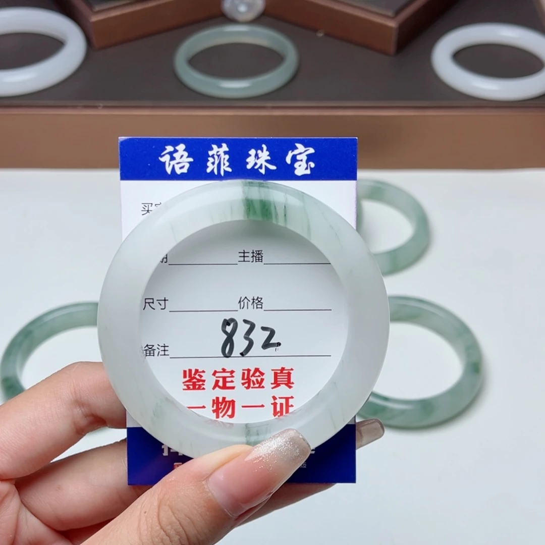 用***9石英质玉手镯未镶嵌