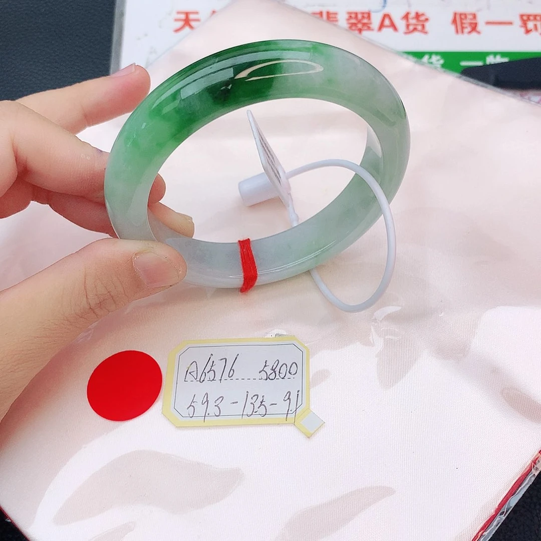 翡翠手镯未镶嵌翡翠