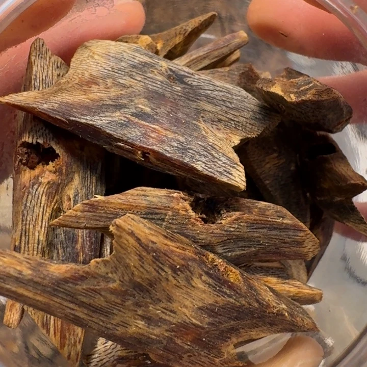 沉香碎屑沉香海南棋楠红棋高端树心油块料52克