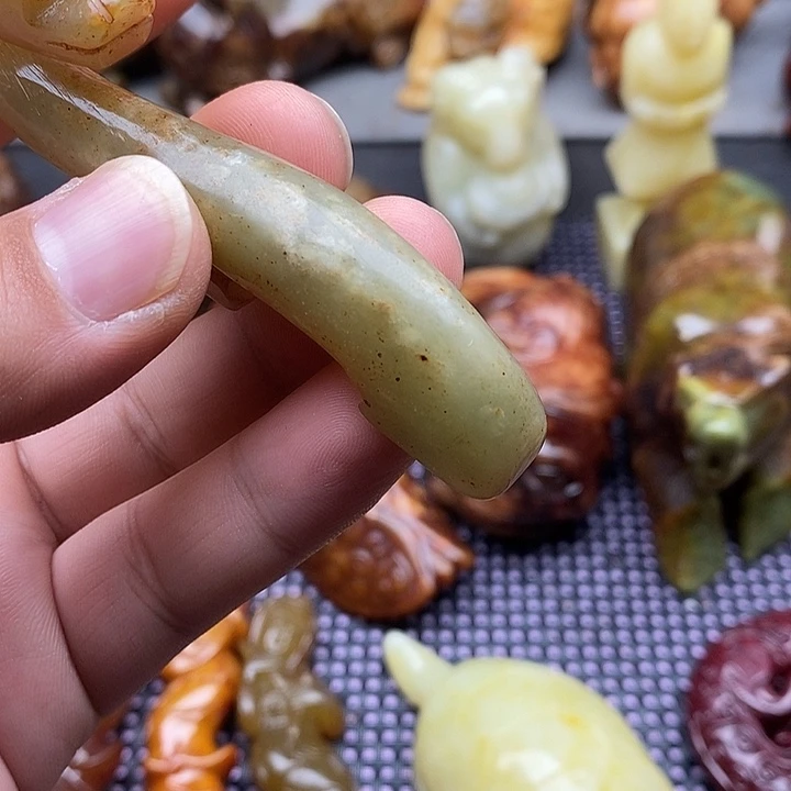 未镶嵌蛇纹石玉颈饰