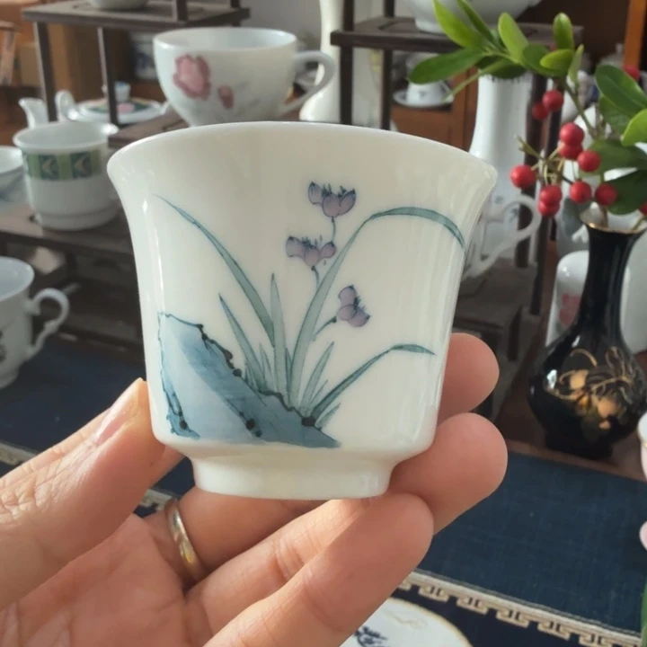 釉下手绘花卉茶杯主人杯