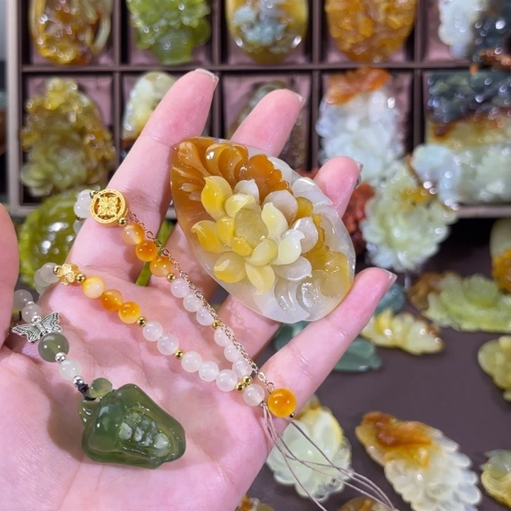 未镶嵌蛇纹石玉颈饰李**?随机发