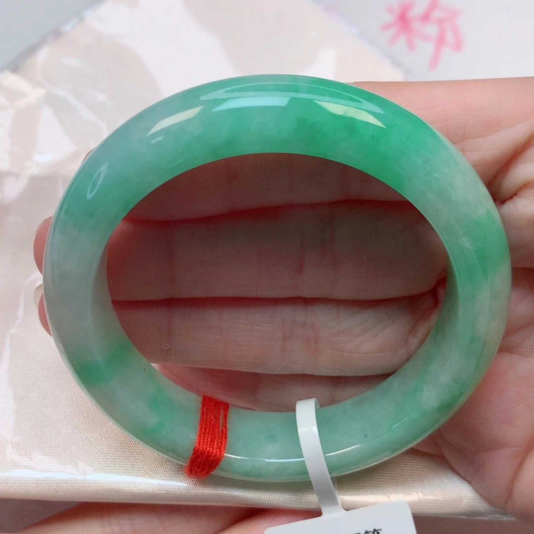 翡翠手镯未镶嵌52.7圈 晴底飘阳绿花