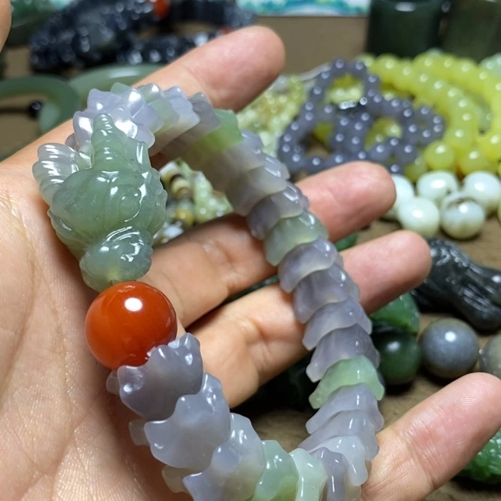 庞****颈饰未镶嵌和田玉