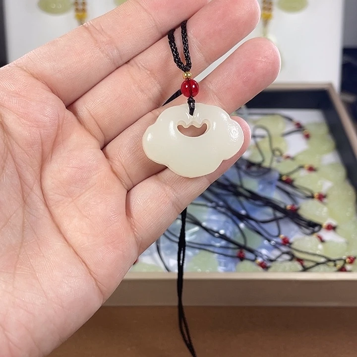 石英质玉未镶嵌颈饰心***光祥云