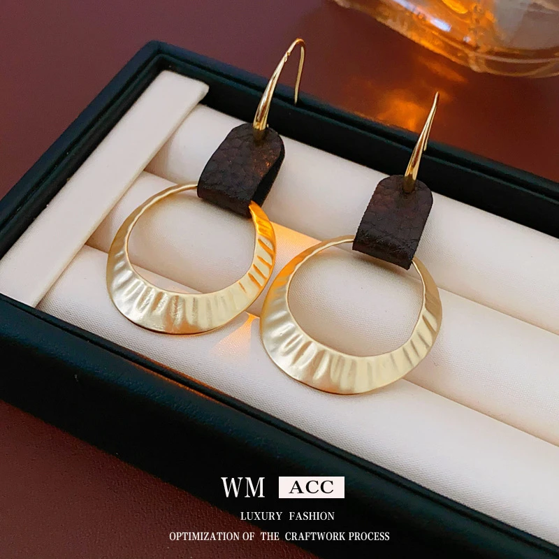 合金耳饰 纹路圆环皮革耳钩时尚个性设计感耳环高级感轻奢耳饰