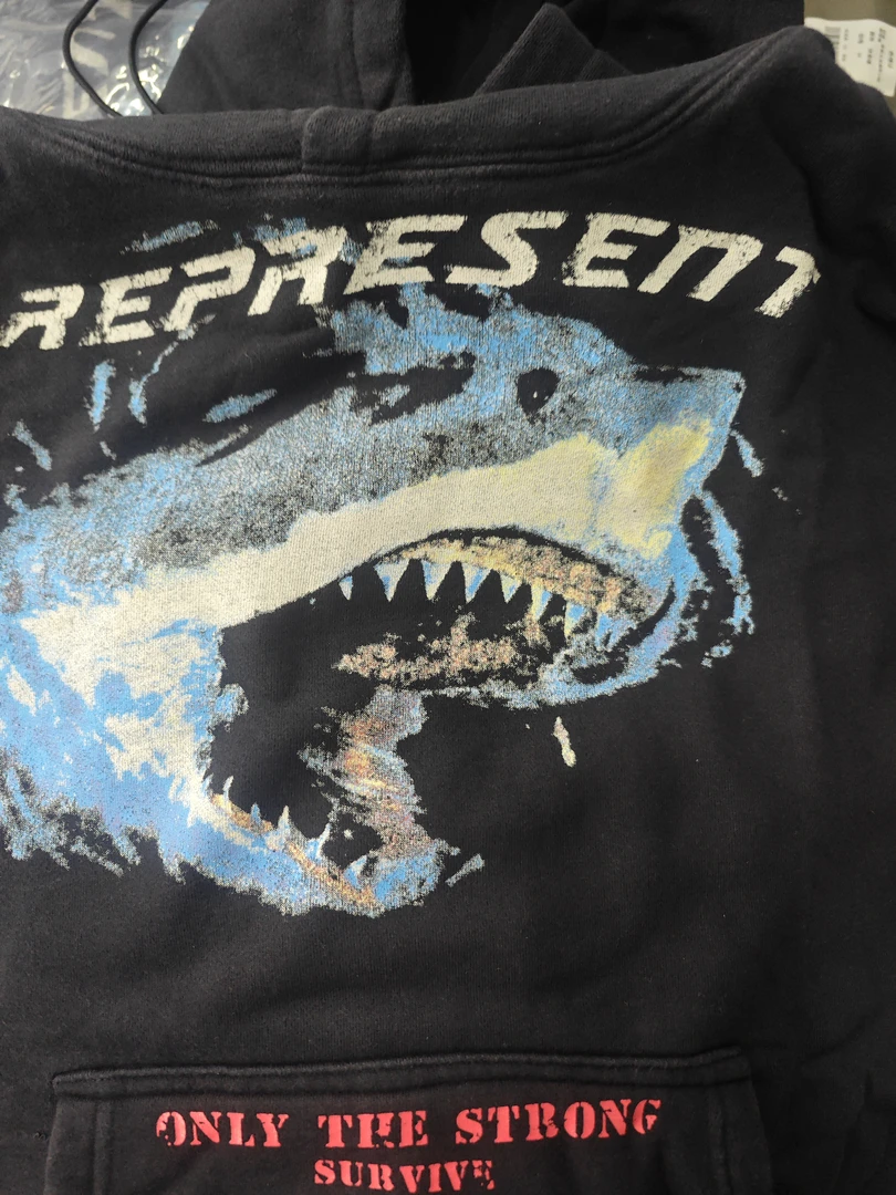 鲨鱼图案连帽卫衣