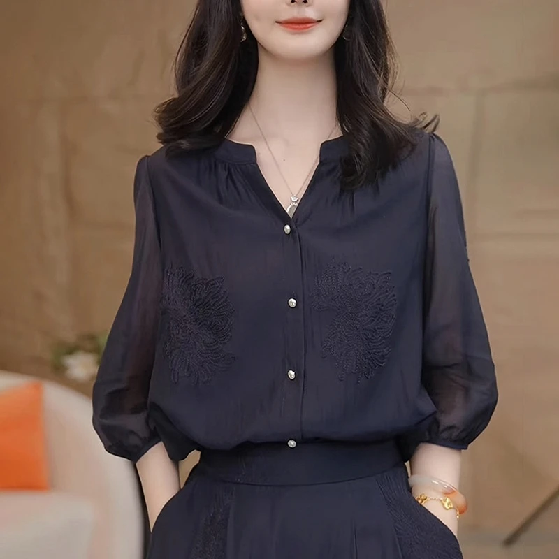 2025夏季新款V领显瘦减龄法式女衬衫刺绣设计感中袖气质上衣