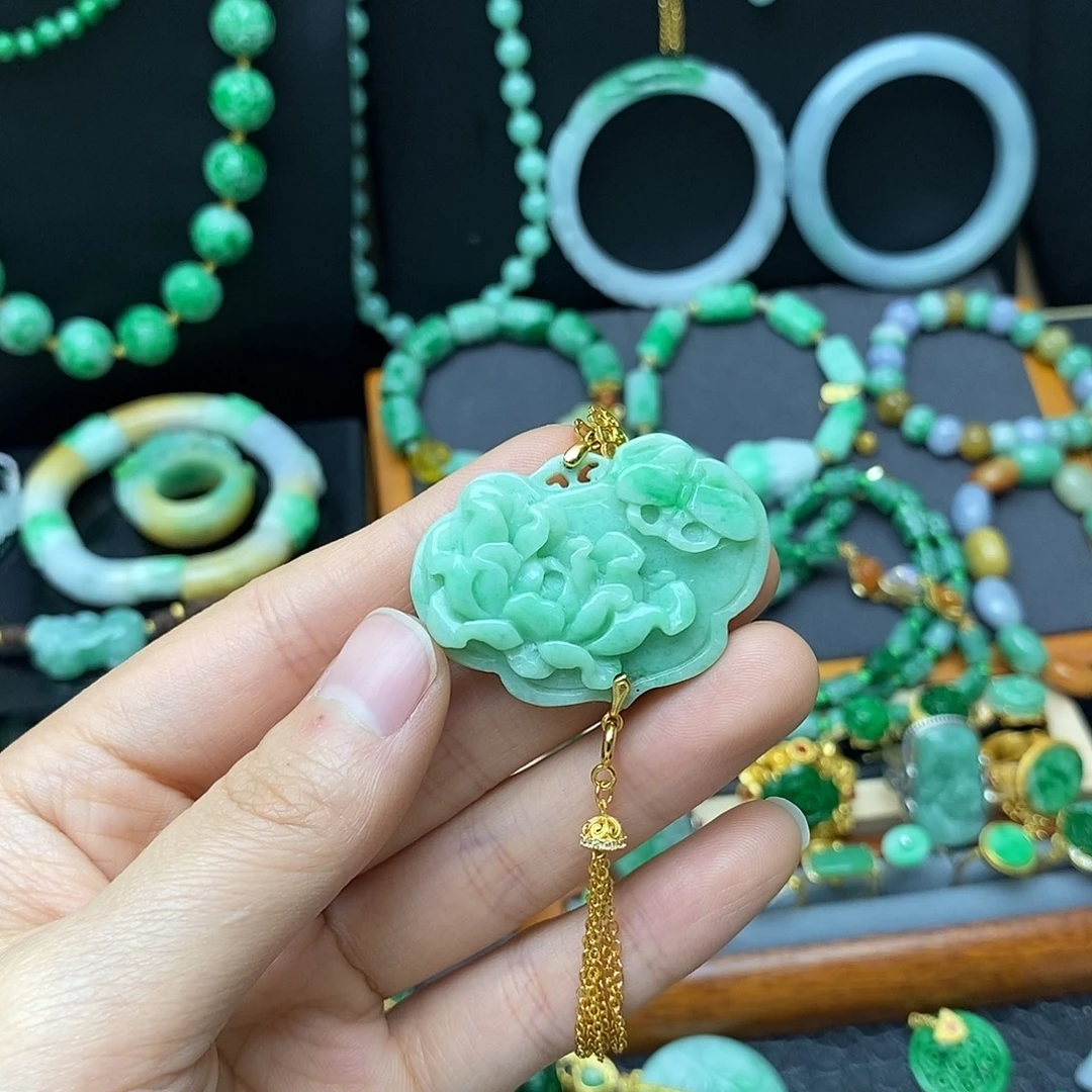 翡翠未镶嵌颈饰锁牌