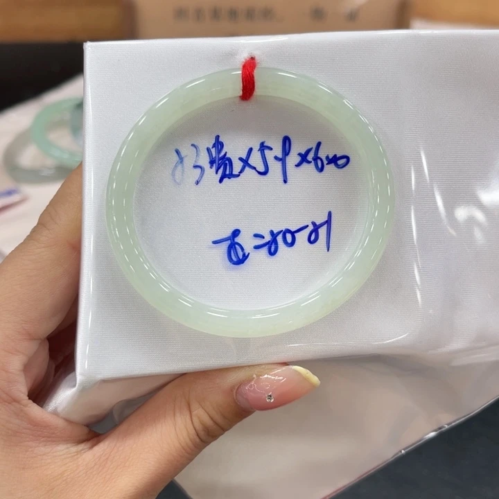 翡翠手镯未镶嵌翡翠