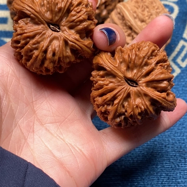 罗***心文玩核桃吊坠南疆石