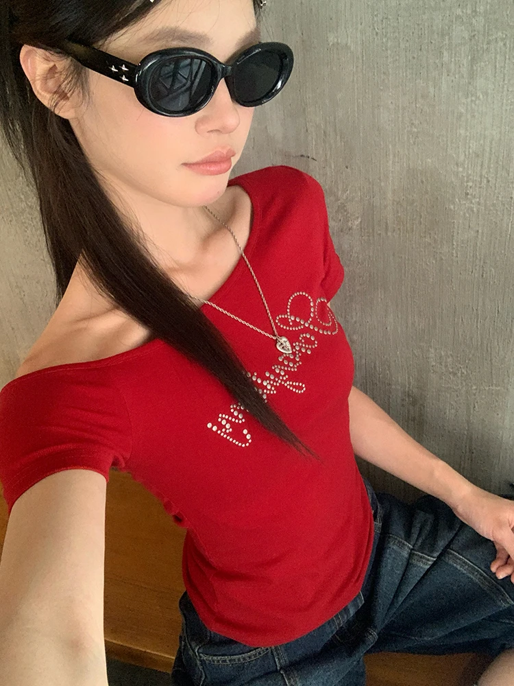 韩系修身短袖T恤女夏季新款辣妹显瘦甜辣斜肩烫钻扭结别致上衣潮