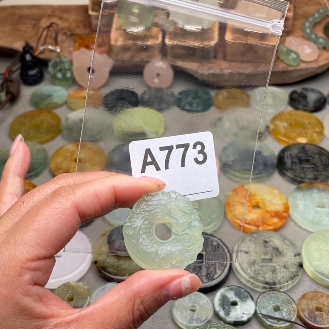 根***生蛇纹石玉未镶嵌颈饰