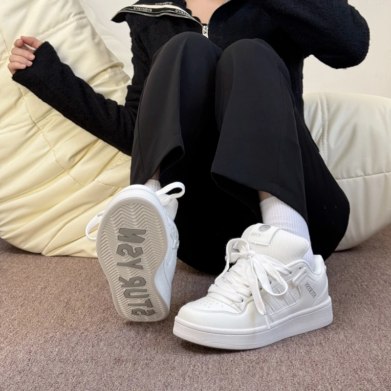 港风复古情侣厚底小白鞋ins男女同款百搭休闲板鞋2025新款面包鞋