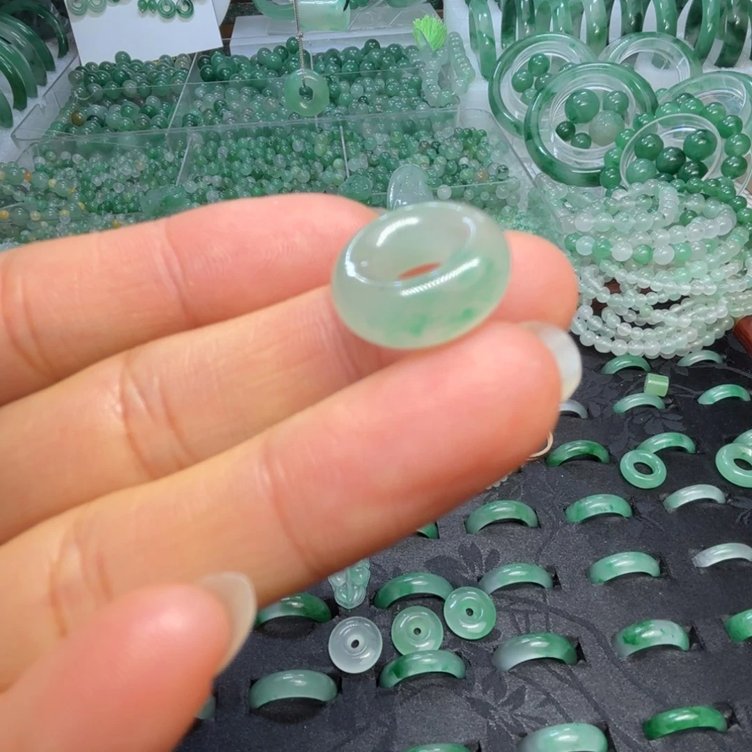 石英质玉（非洲翠）未镶嵌散珠甜甜圈