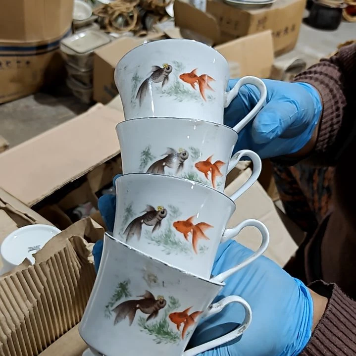 摆件盘子碗茶壶啥都有
