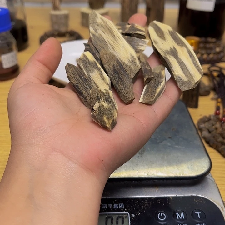 我***西沉香碎屑沉香红骨凹身