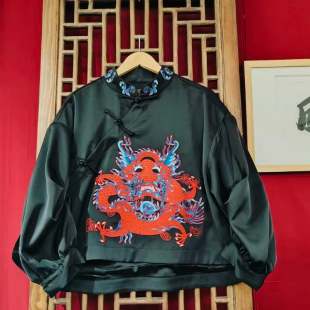 双面（LS488-73） 凤徕兮黑色光板底红座龙刺绣捏褶斜襟盘扣上衣