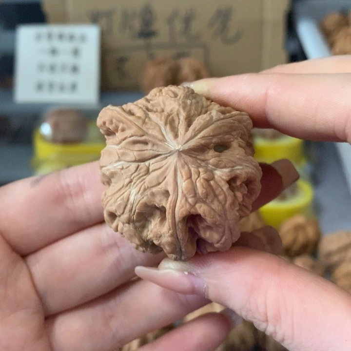 ও***地文玩核桃吊坠异形单只，有瑕疵