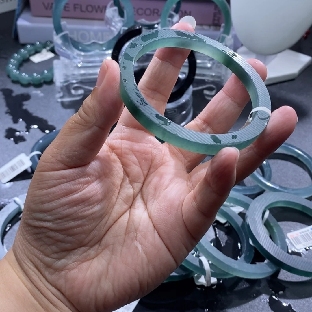 定制翡翠未镶嵌手镯冰透湖水蓝飘绿方