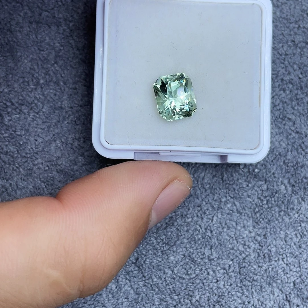 绿柱石裸石3.7Ct。