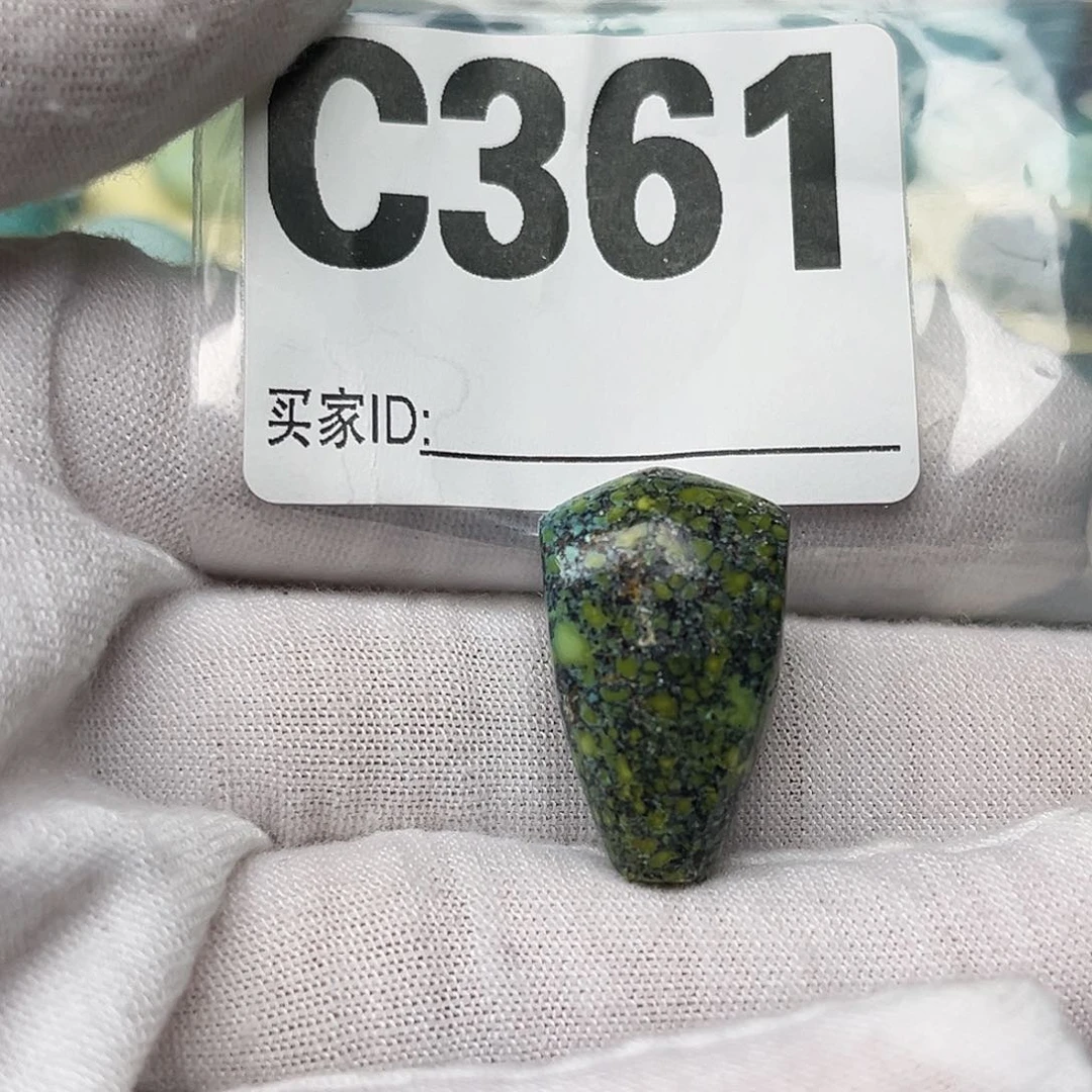 绿松石配饰未镶嵌?