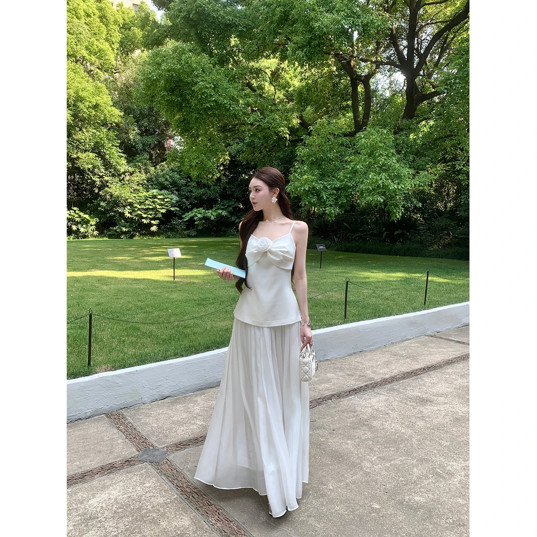 冯薪颖 时尚套装 白色优雅花朵醋酸吊带温柔半裙套装 XS25050