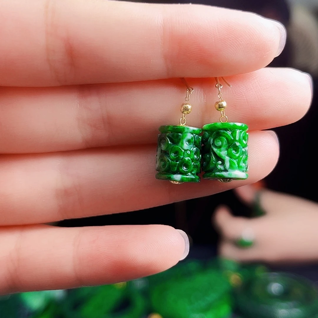 颈饰18K金镶嵌翡翠多样性