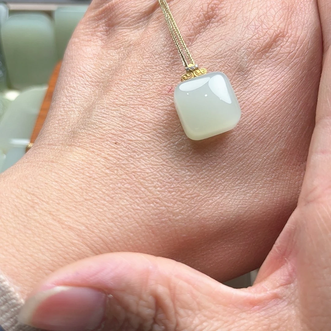 和田玉挂件18K金镶嵌