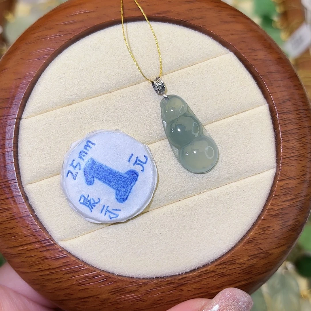 M***n翡翠18K金镶嵌颈饰豆子