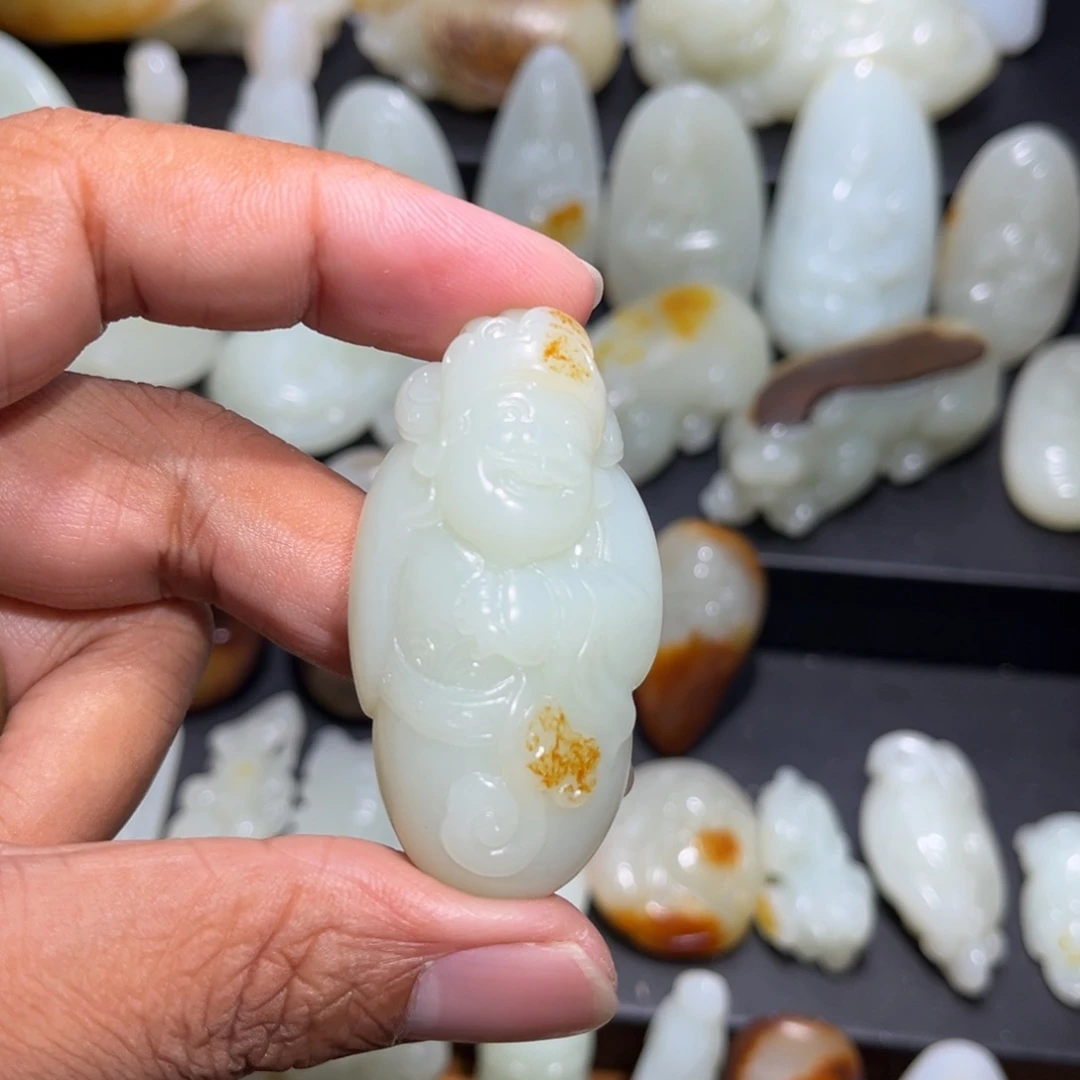 ****1和田玉未镶嵌颈饰