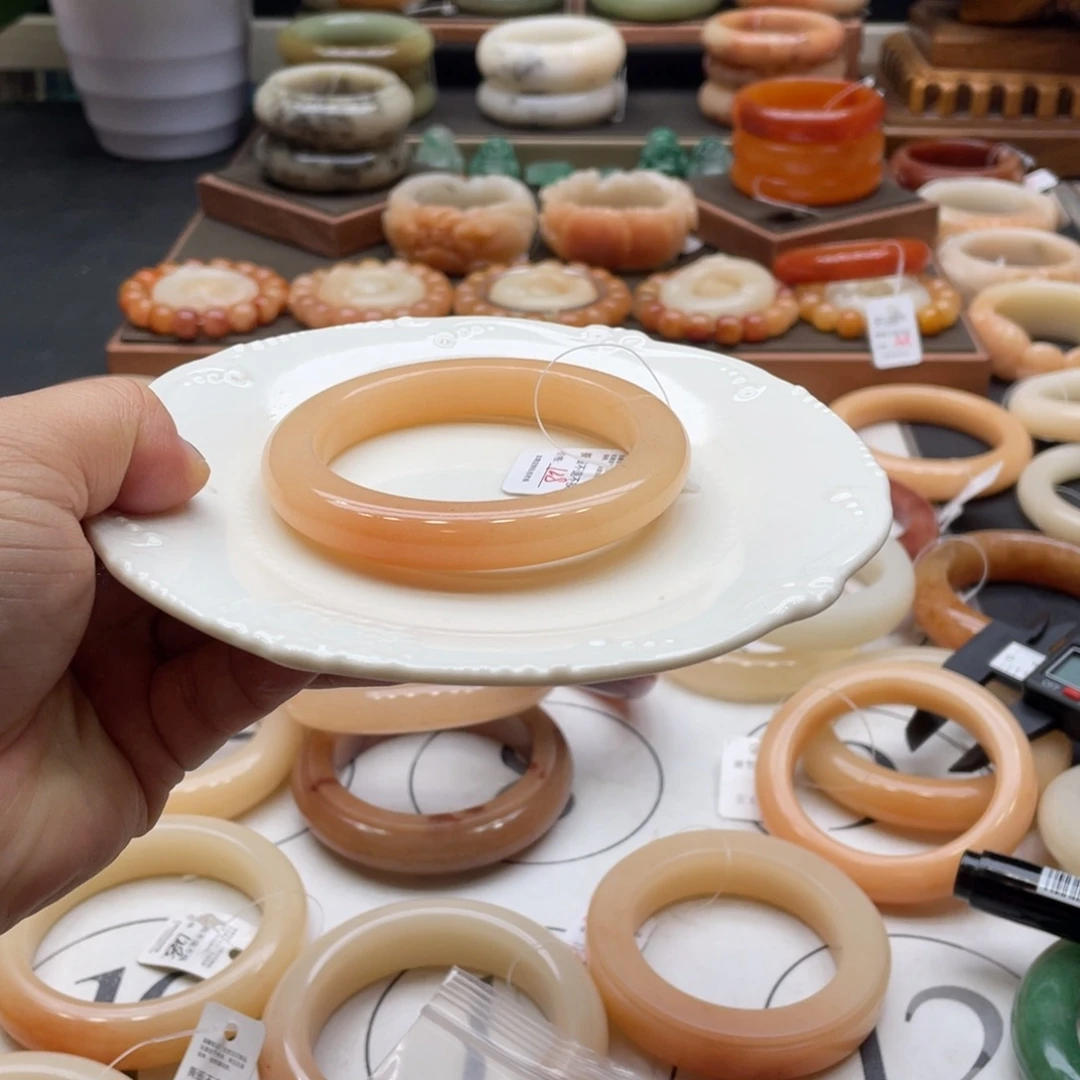 c***调石英岩玉未镶嵌手镯