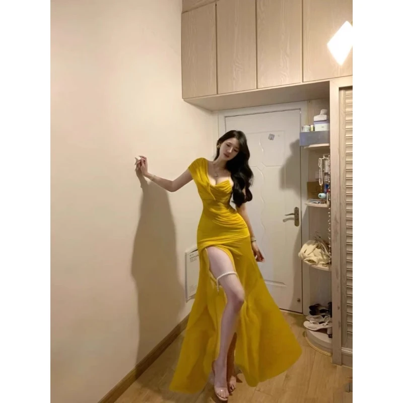 设计感黄色挂脖褶皱抹胸开叉吊带连衣裙氛围感超仙度假礼服长裙子