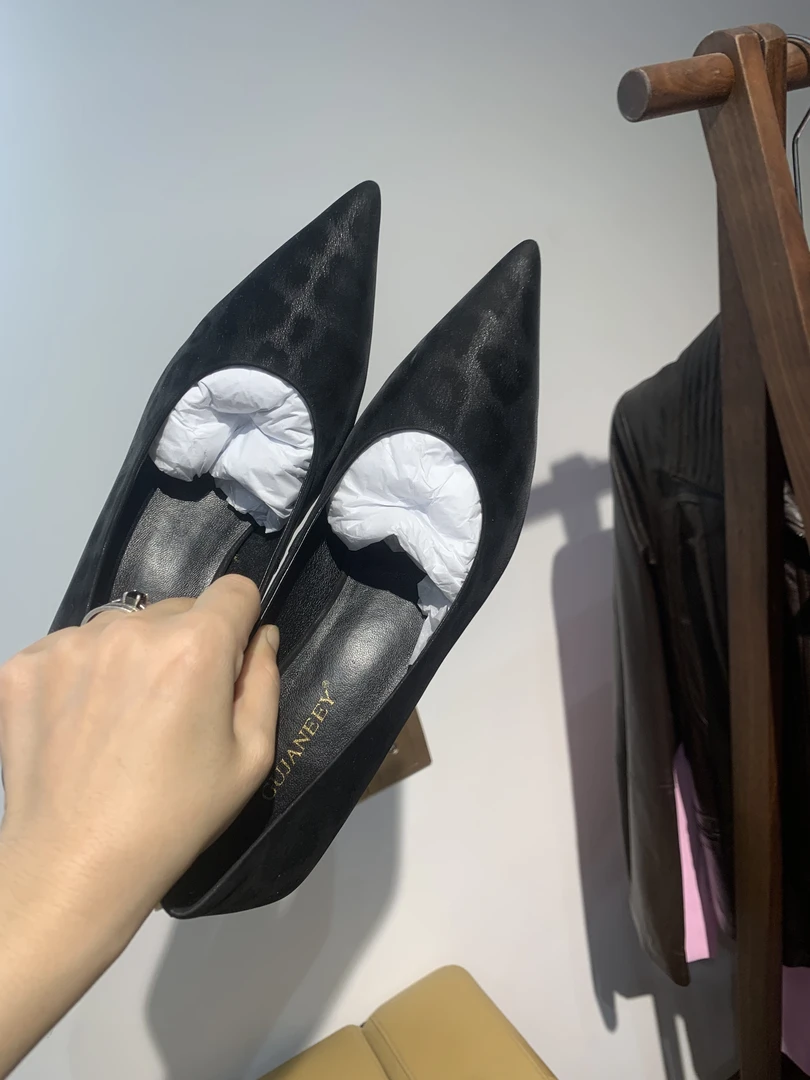 黑色尖头丝绸豹纹牛皮鞋