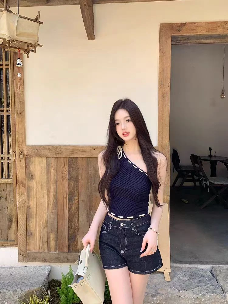设计感辣妹气质撞色斜肩系带针织背心上衣女夏季新款显瘦牛仔短裤
