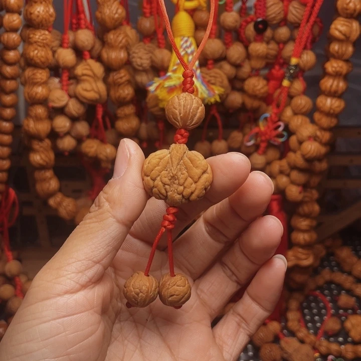 木质类龙纹桃枭挂件