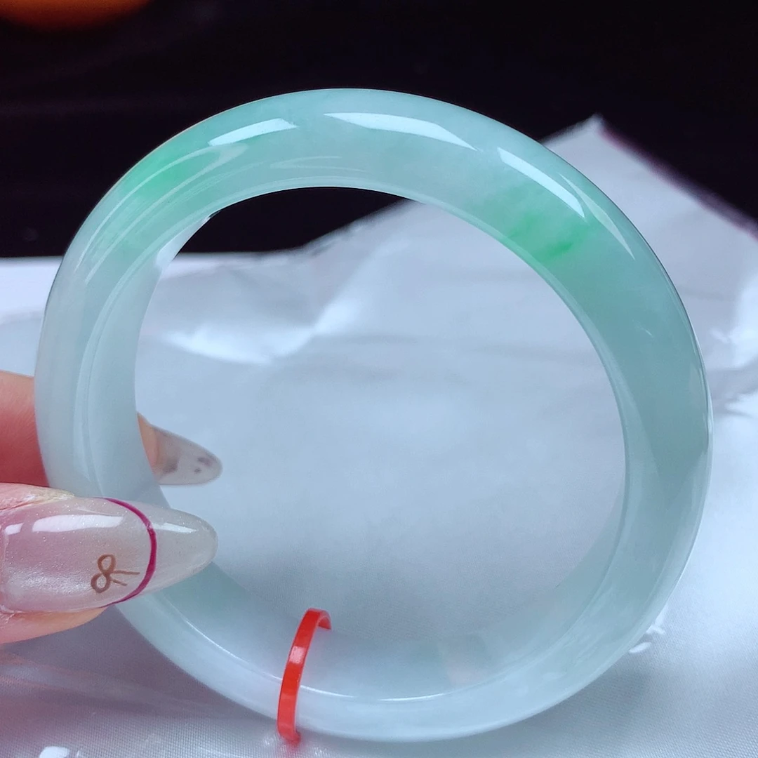 翡翠手镯未镶嵌56圈