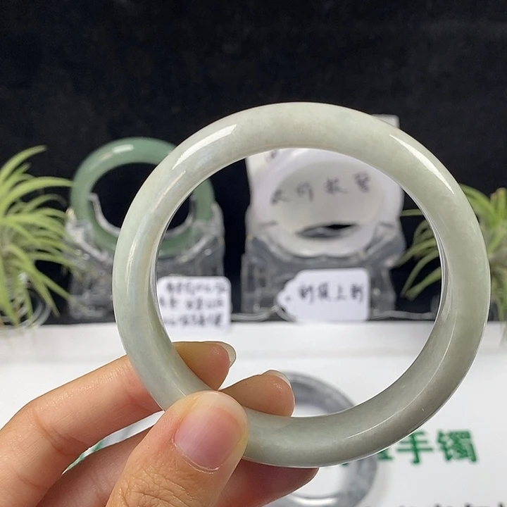 未镶嵌手镯翡翠70号。 58.1圈