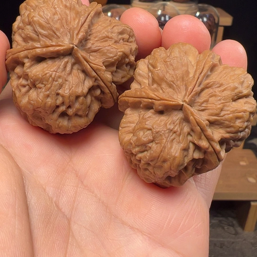 文玩核桃把件滚龙纹三棱43mm