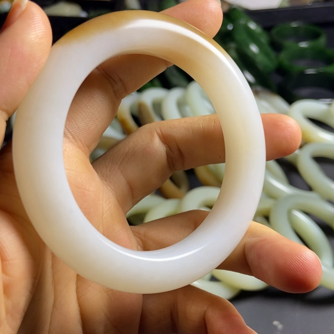 和田玉（糖玉）未镶嵌手镯