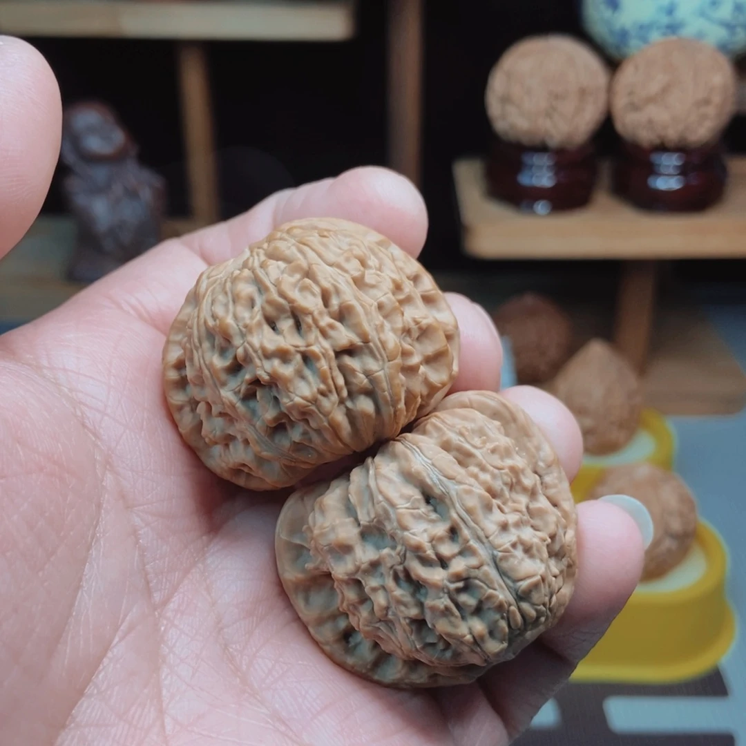 福利38尺小闷白核桃手把件！！