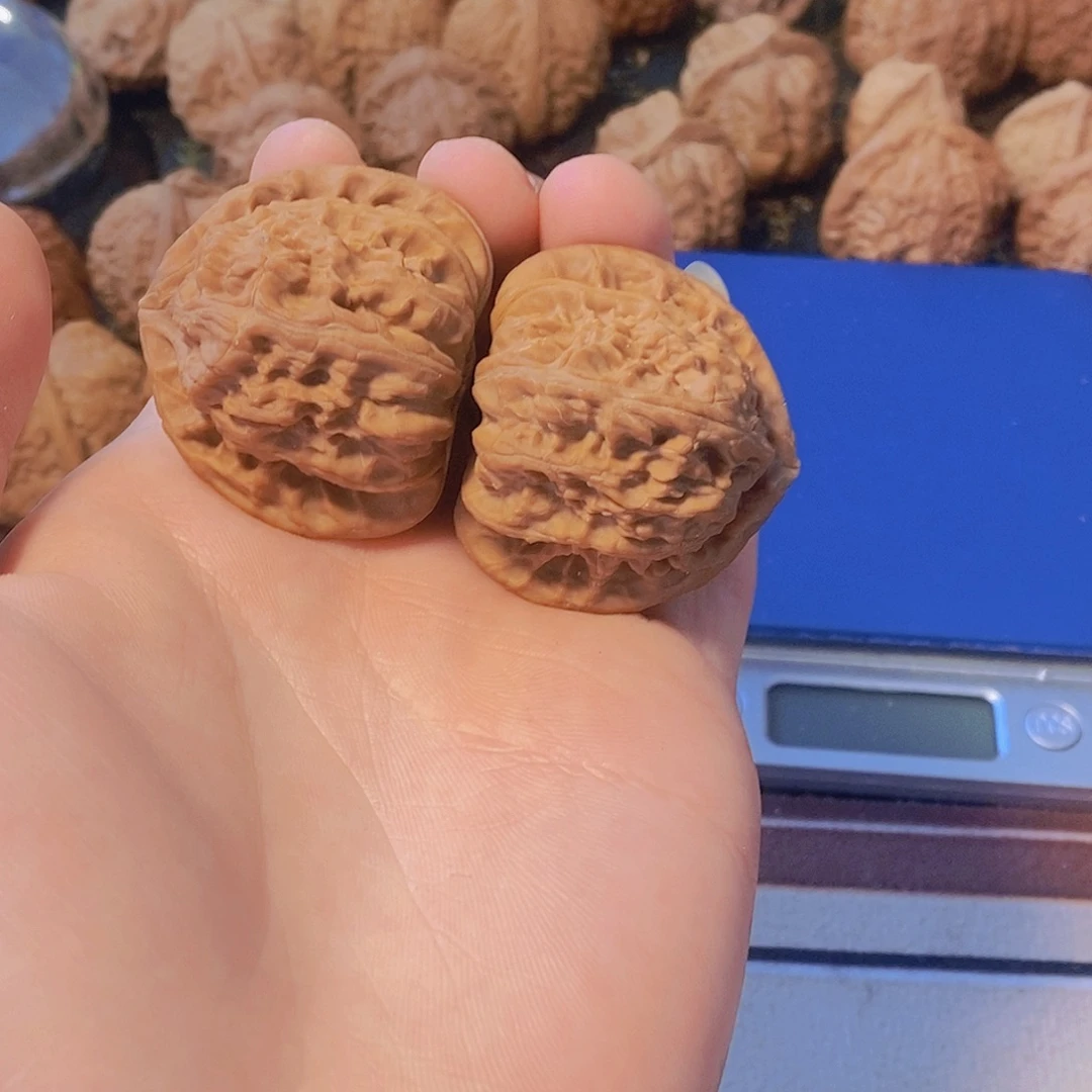 文玩核桃吊坠白狮子