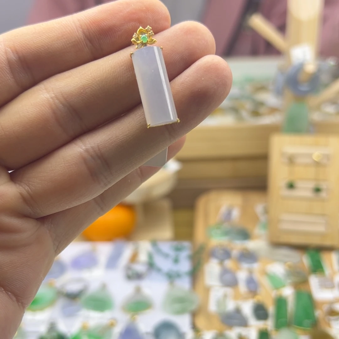 翡翠18K金镶嵌颈饰