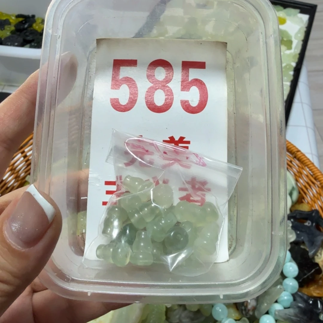 透闪石-蛇纹石玉吊坠未镶嵌